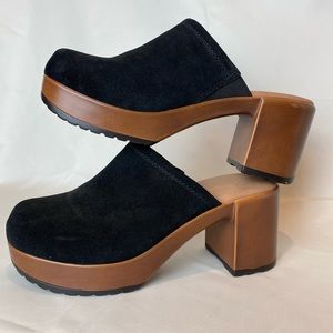Crown vintage woman's size 6.5 black  suede clogs